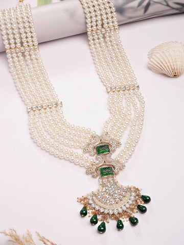 Karatcart Luxurious Green Carved Stone Kundan Pearl Maharaja Haar for Men