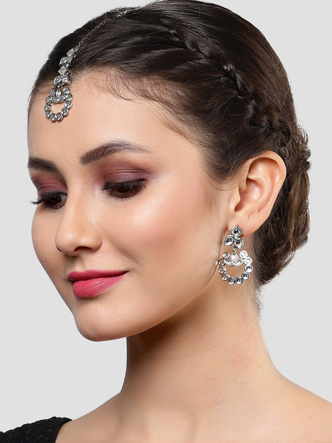 Karatcart Silver Tone Kundan Studded Drop Earrings with Maangtikka Combo Set for Women