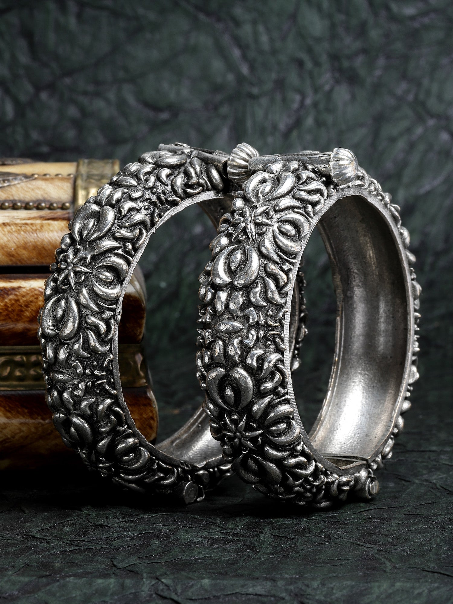 Karatcart Oxidised Silver Handmade Antique Rajwadi Bangle for Women