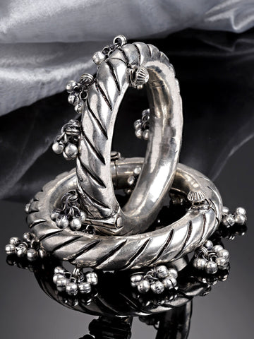 Karatcart Oxidised Silver Antique Openable Bangle for Women