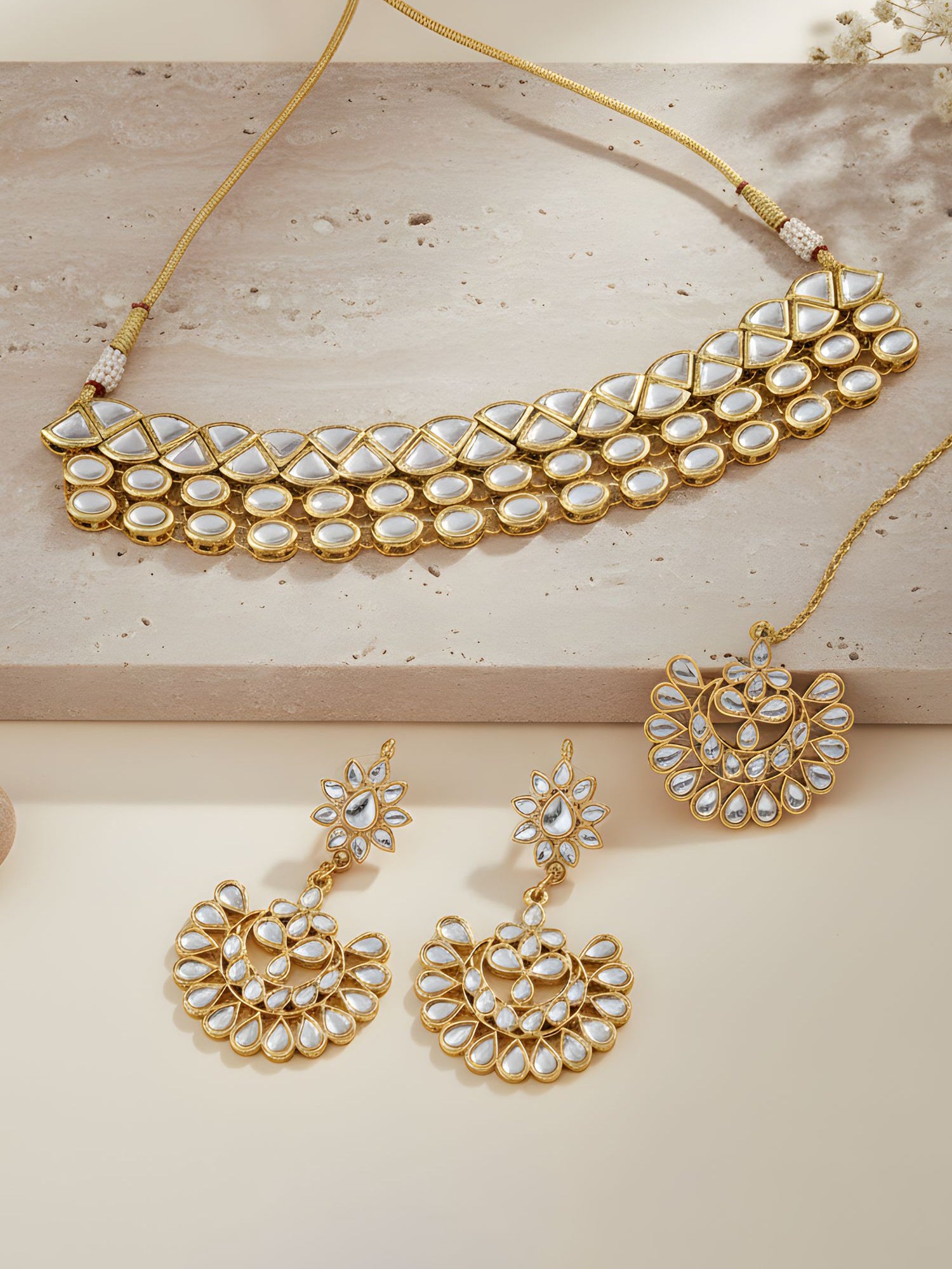 Karatcart Traditional Kundan Choker Necklace Set