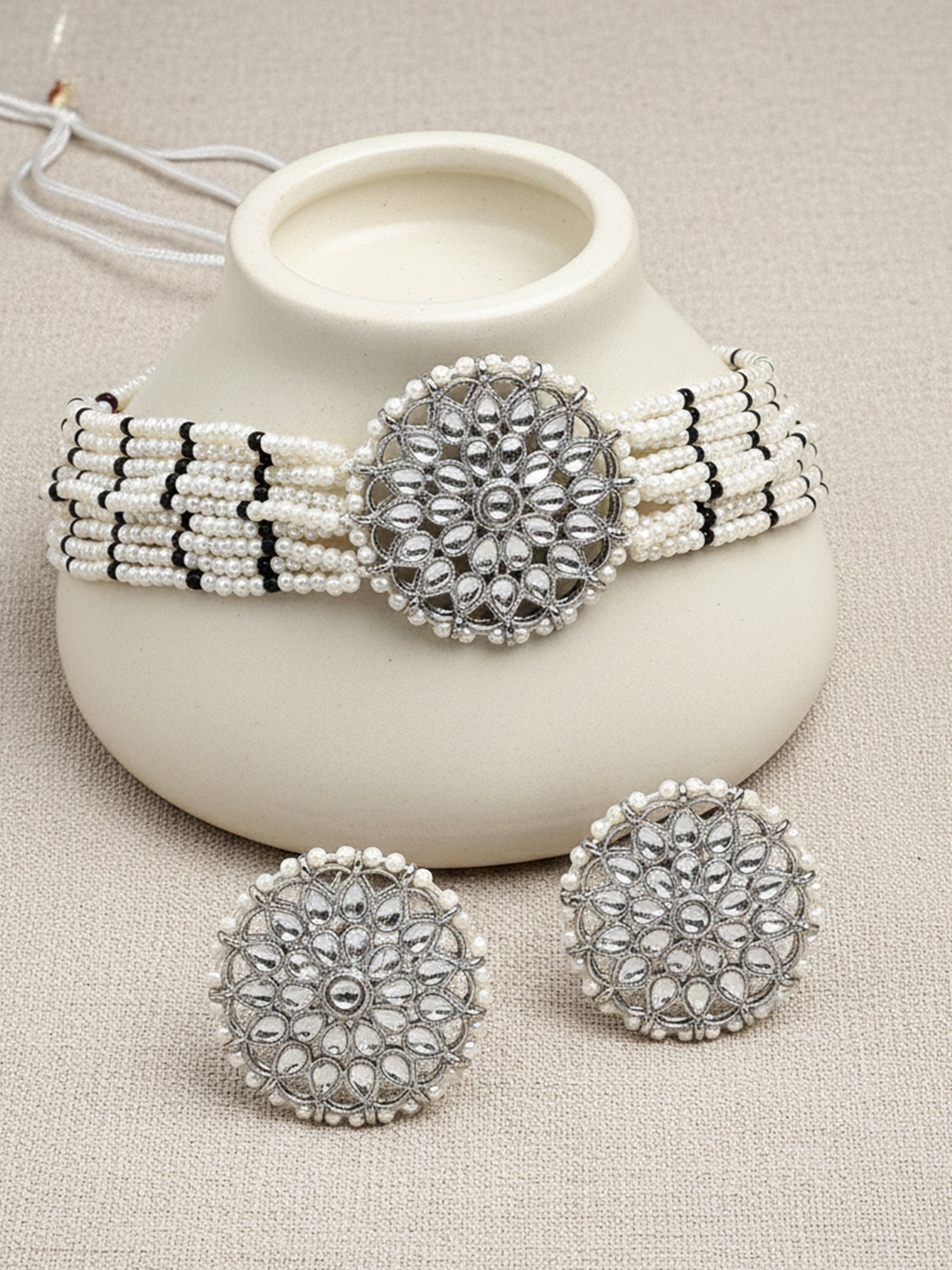 Karatcart Oxidised Silver Black and White Kundan Choker Necklace Setfor Women