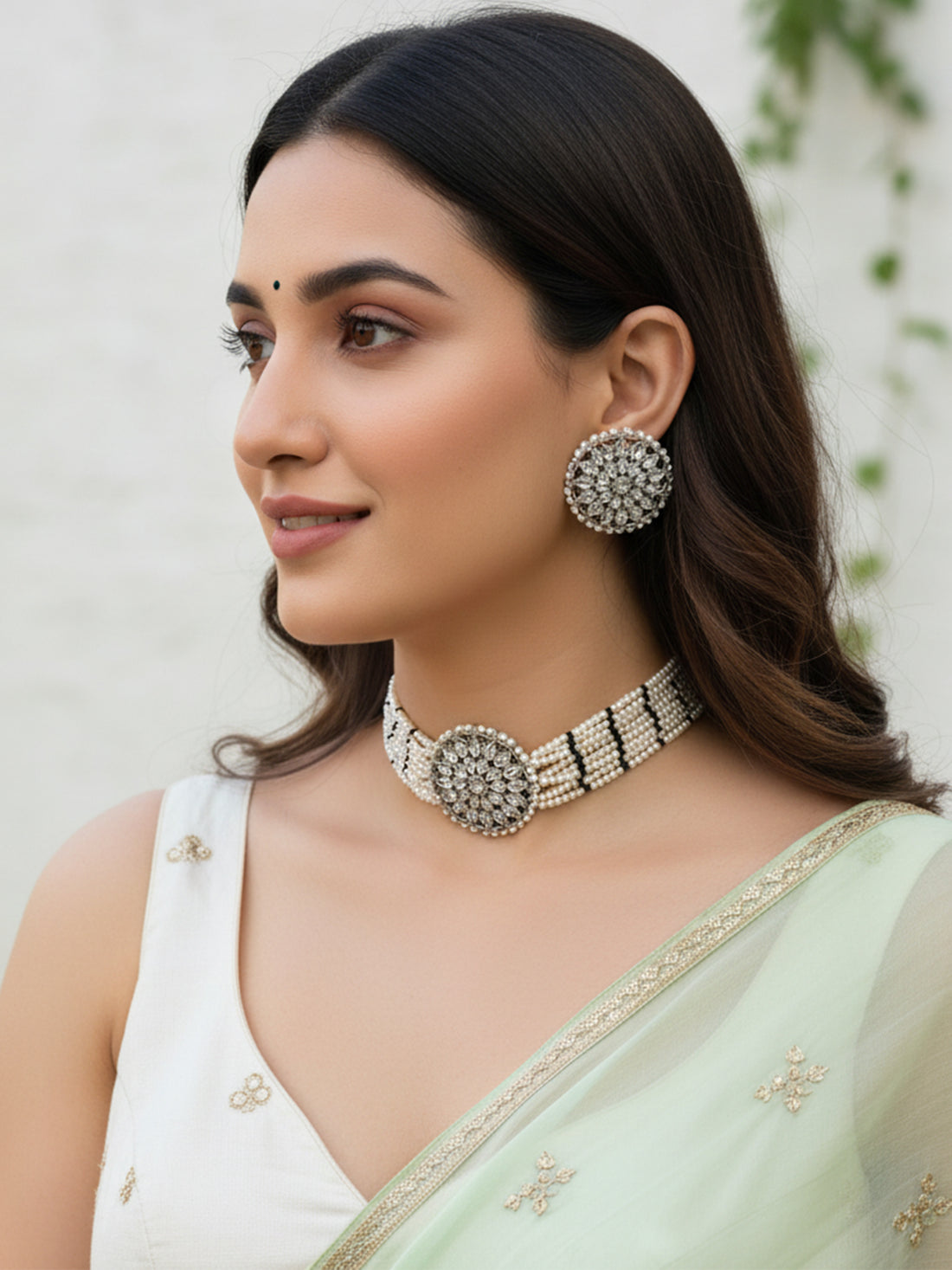 Karatcart Oxidised Silver Black and White Kundan Choker Necklace Setfor Women