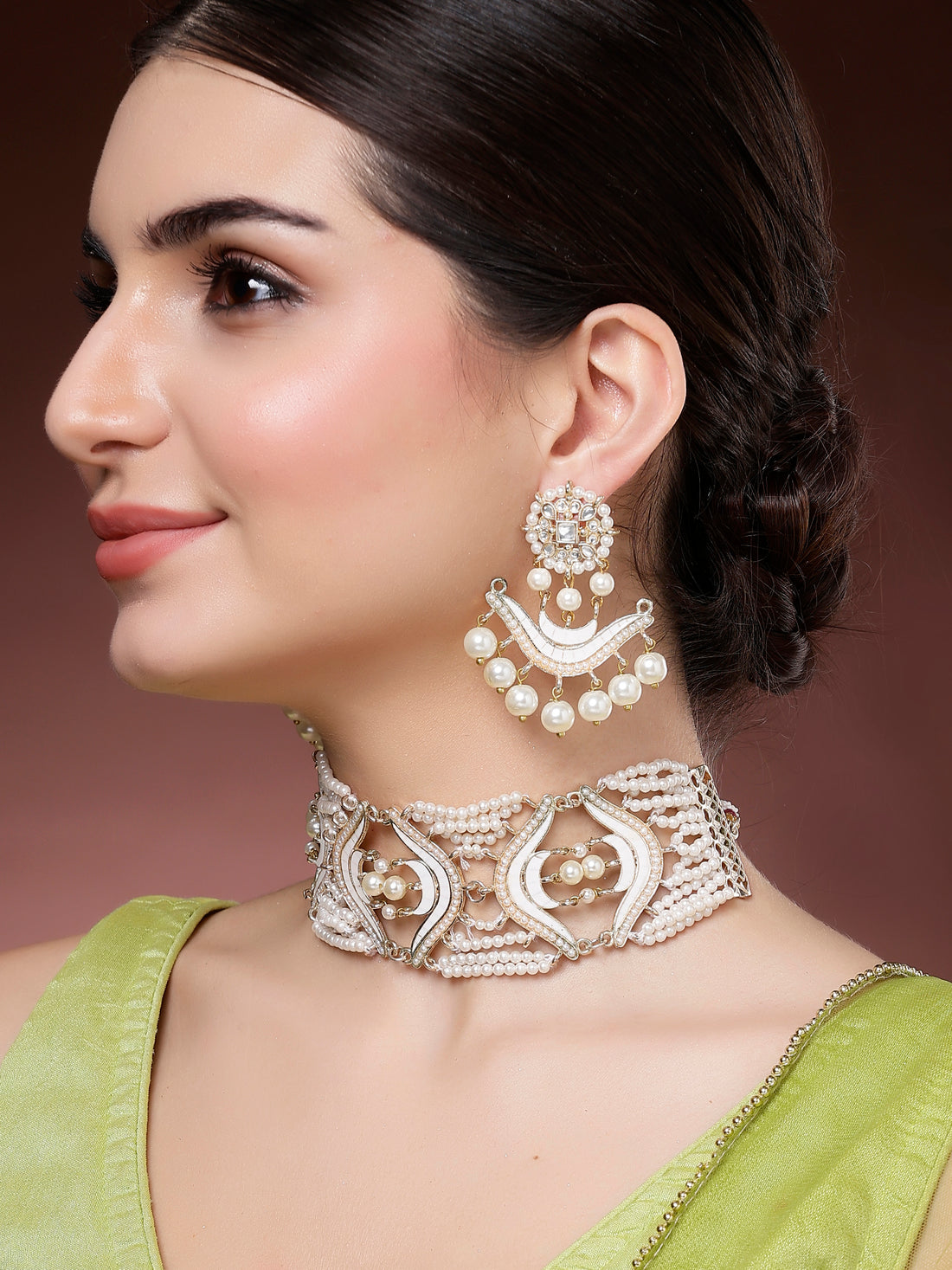 Karatcart White Meenakari Kundan Choker Necklace Set for Women
