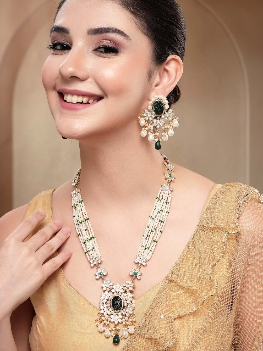 KARATCART Ethnic Gold Plated Green Carved Stone and Kundan Pearl Beaded Necklace Set for Women