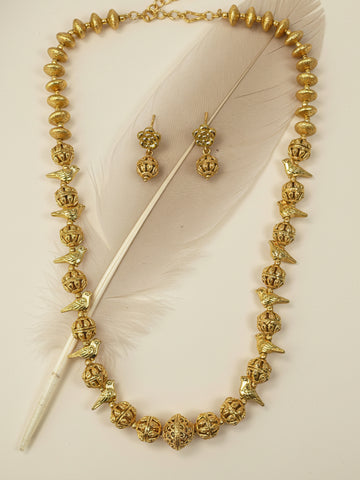 KARATCART Traditional Filigree Beads Bird Motif Gold-Plated Jewellery Set for Women