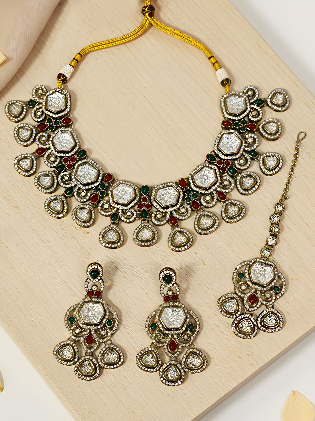 KARATCART Traditional Red and Green Teardrop Kundan Antique Gold-Plated Jewellery Set for Women