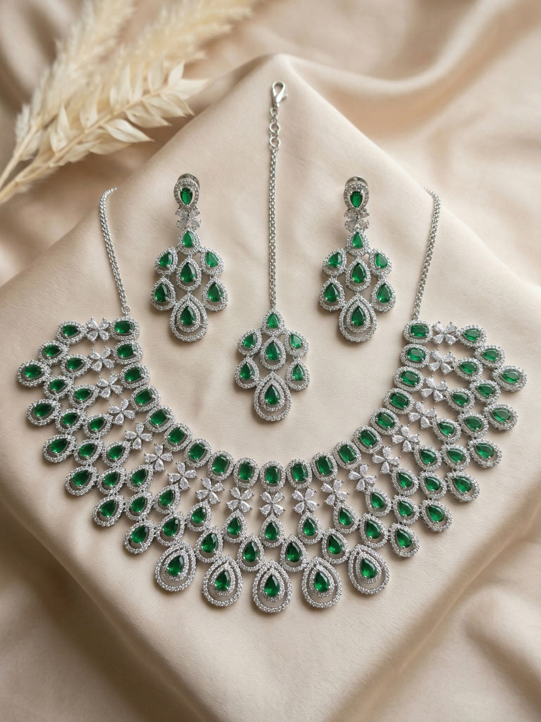 KARATCART Designer Green American Diamond Bridal Choker Necklace Set for Women