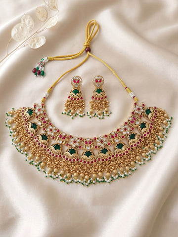 KARATCART Royal Gold-Plated Red Green Beaded Kundan Bridal Choker Jewellery Set for Women