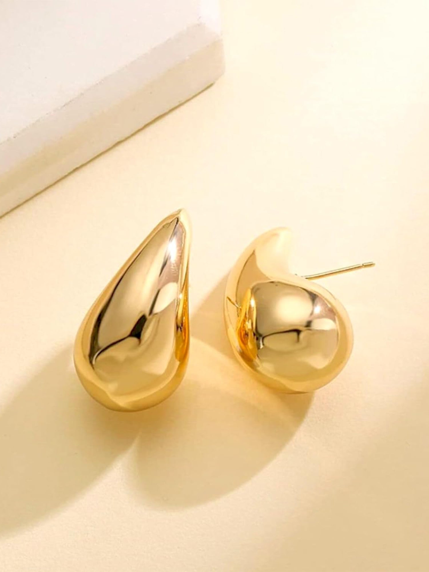 Bohey by KARATCART Teardrop Chunky Gold Studs Earrings