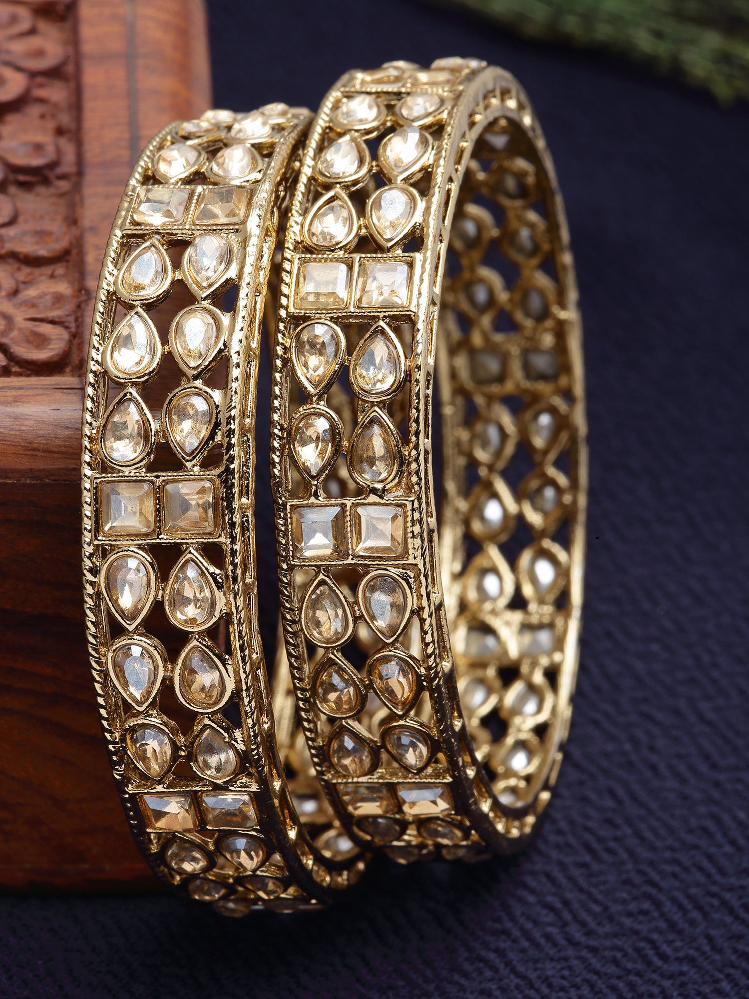 Karatcart Set of 2 Antique Gold Plated Drop Shape Kundan Rajwadi Bangles for Women