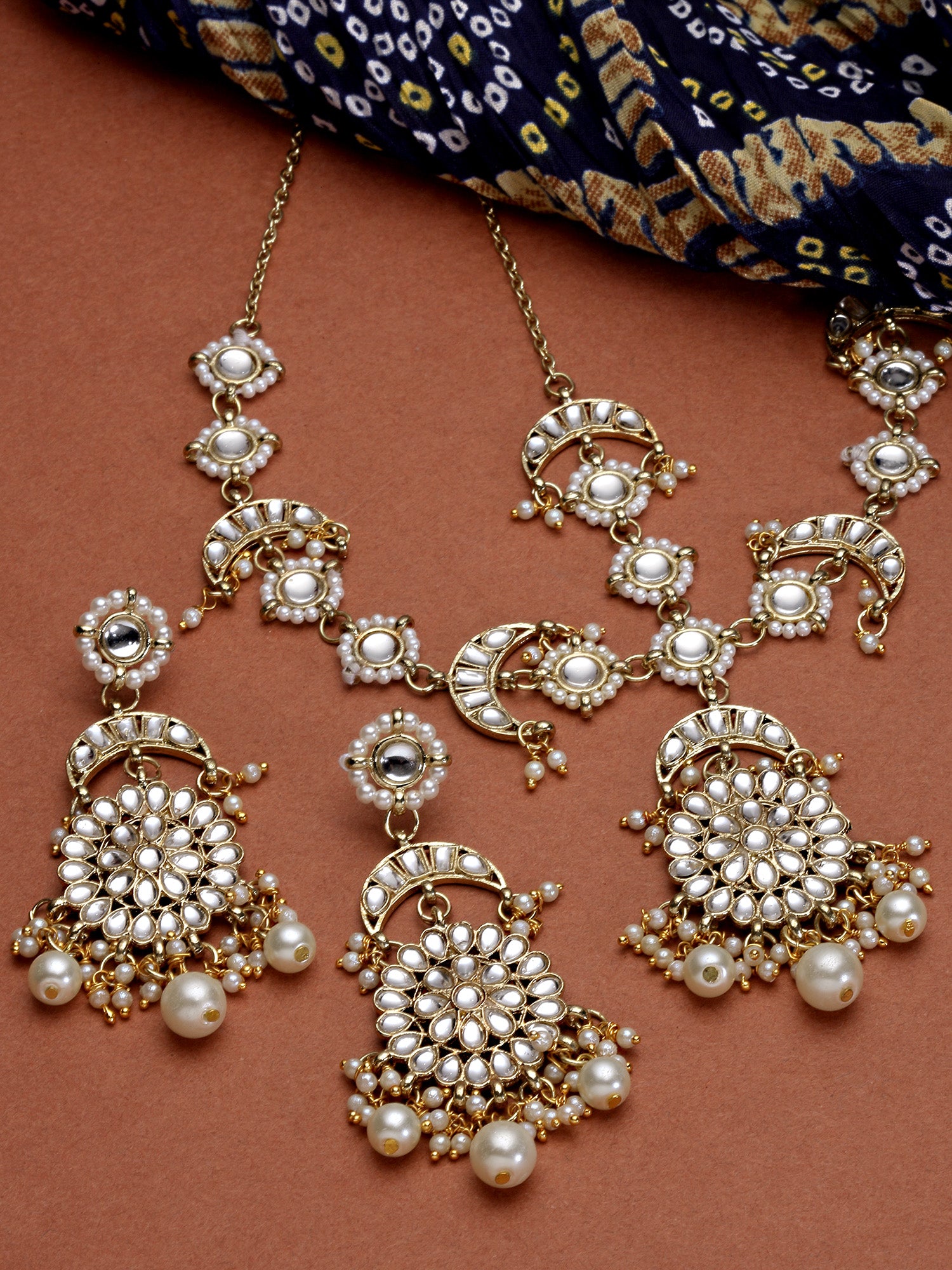Karatcart Gold Plated Floral Kundan Earring and Mathapatti Set for Women