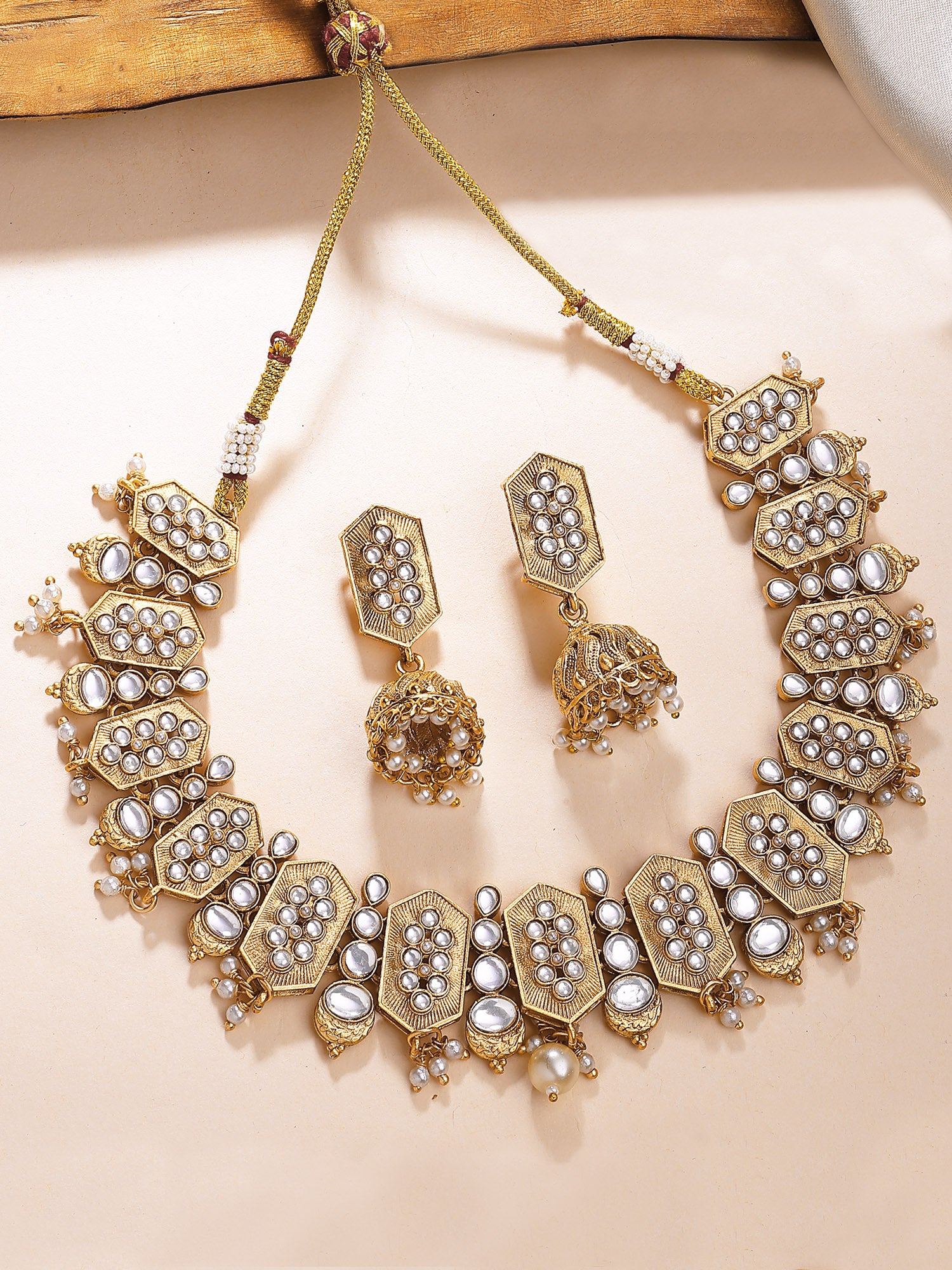 KARATCART Elegant Gold-Plated Kundan Choker Necklace Set for Women