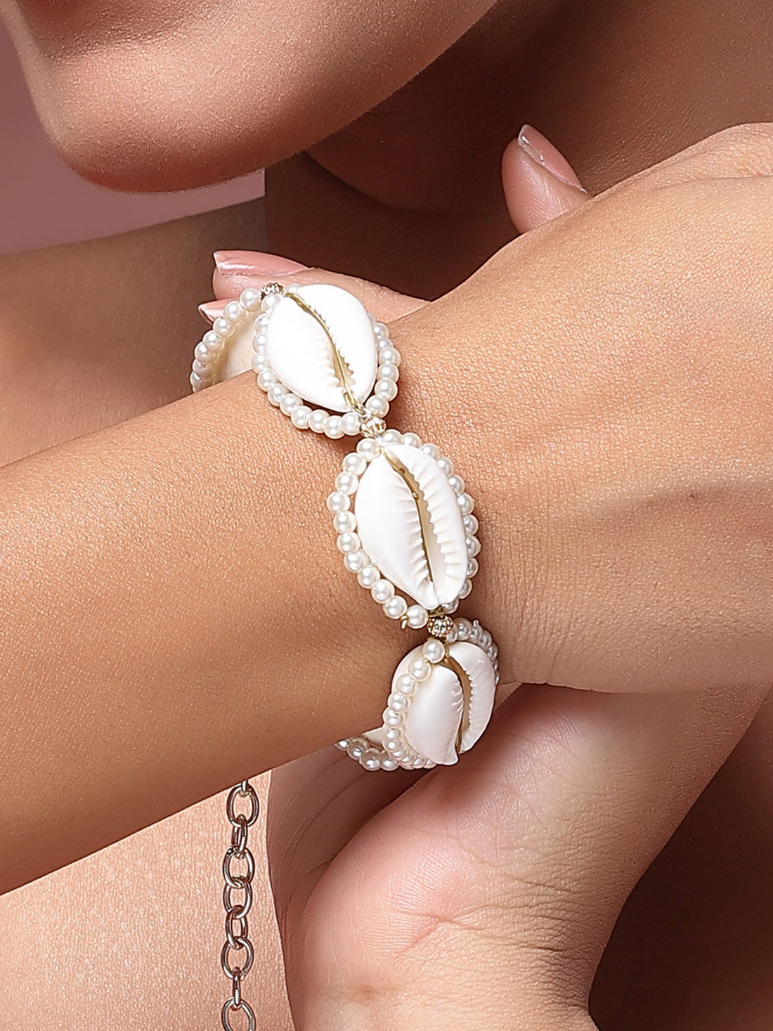 Karatcart Handcrafted Sea Shell Bracelet with Pearl Beads for Women