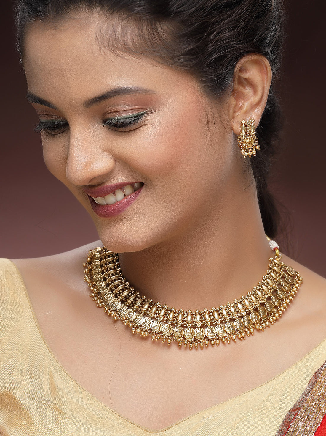 KARATCART Traditional South Indian Gold Plated Laxmi Mata Temple Jewellery Set for Women