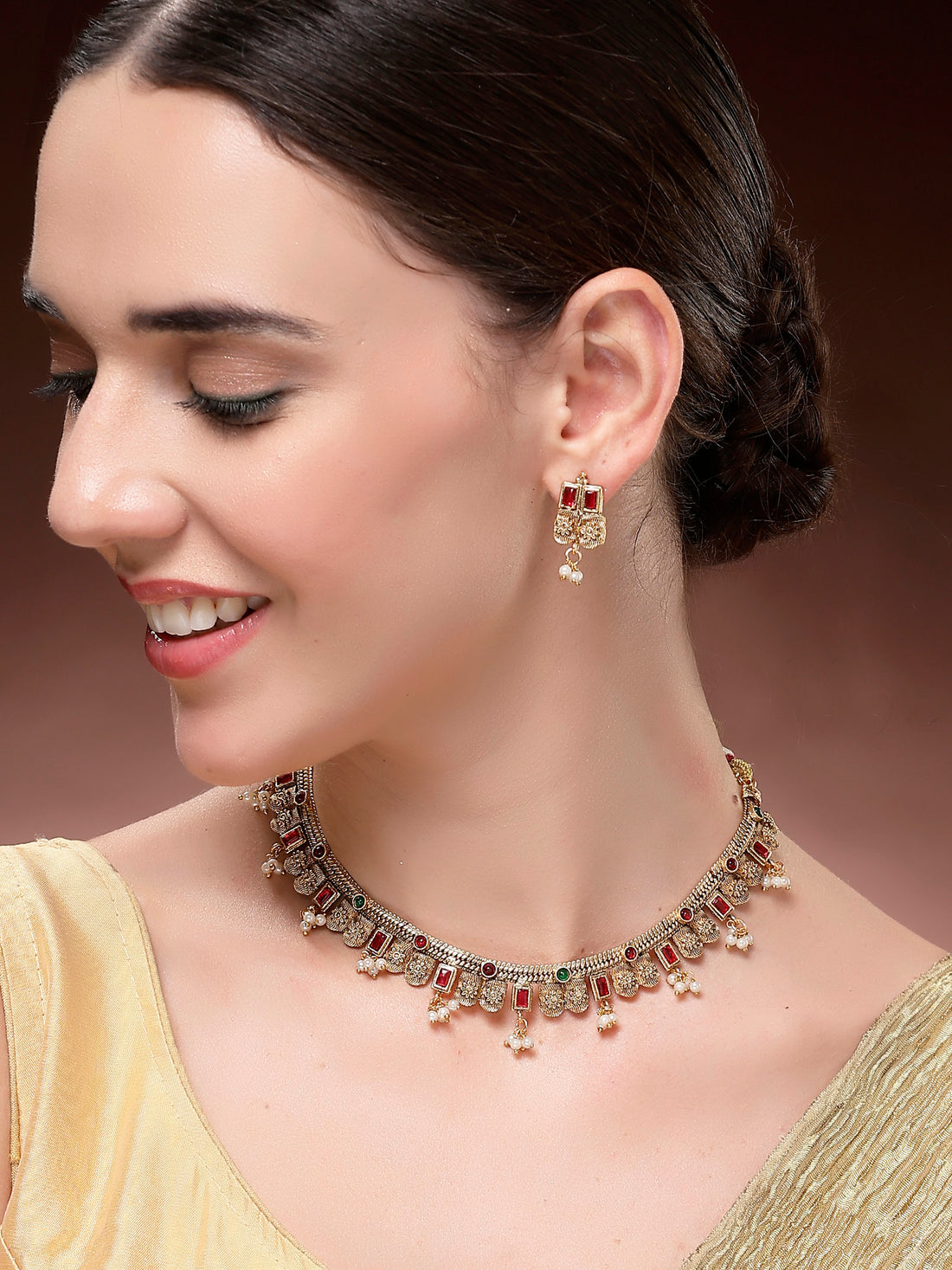 Karatcart Karatcart Gold Plated Red Stone Floral Design Temple Jewellery Necklace Set for Women