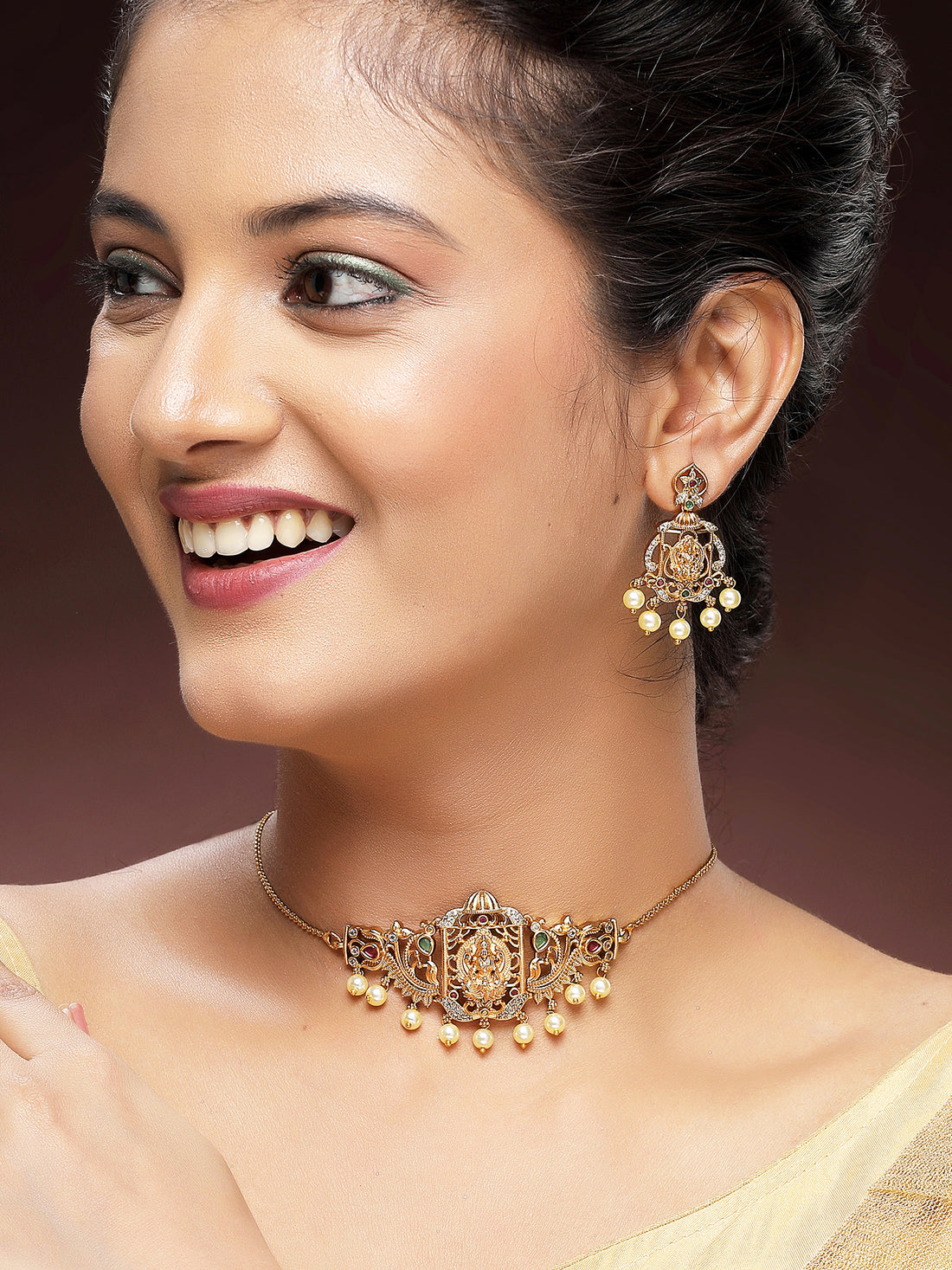 KARATCART Traditional Gold-Plated Laxmi Mata Choker Temple Jewellery Set with Pearl Drops for Women