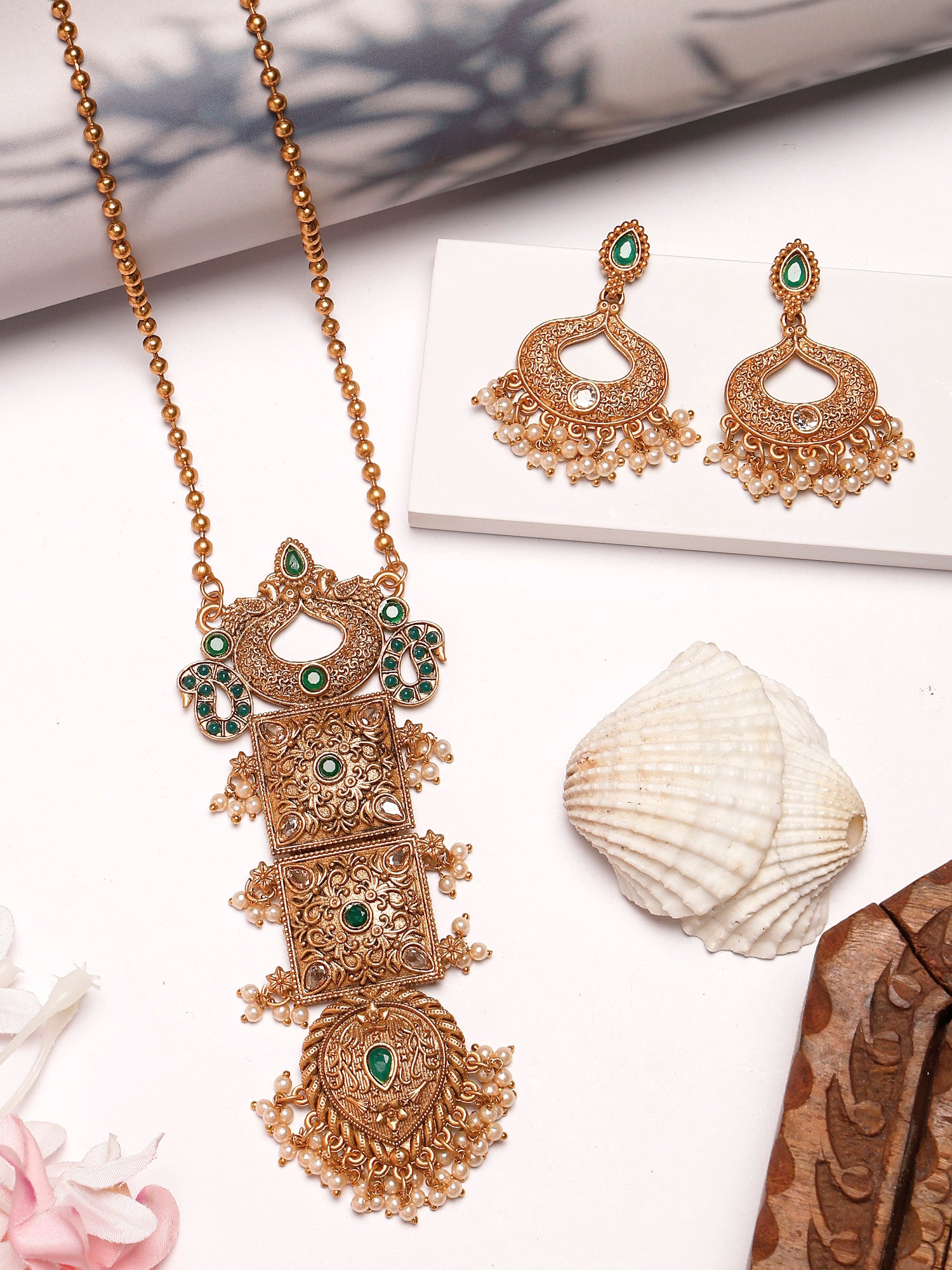 Karatcart Antique Gold Plated Green Stone Pendant Set for Women