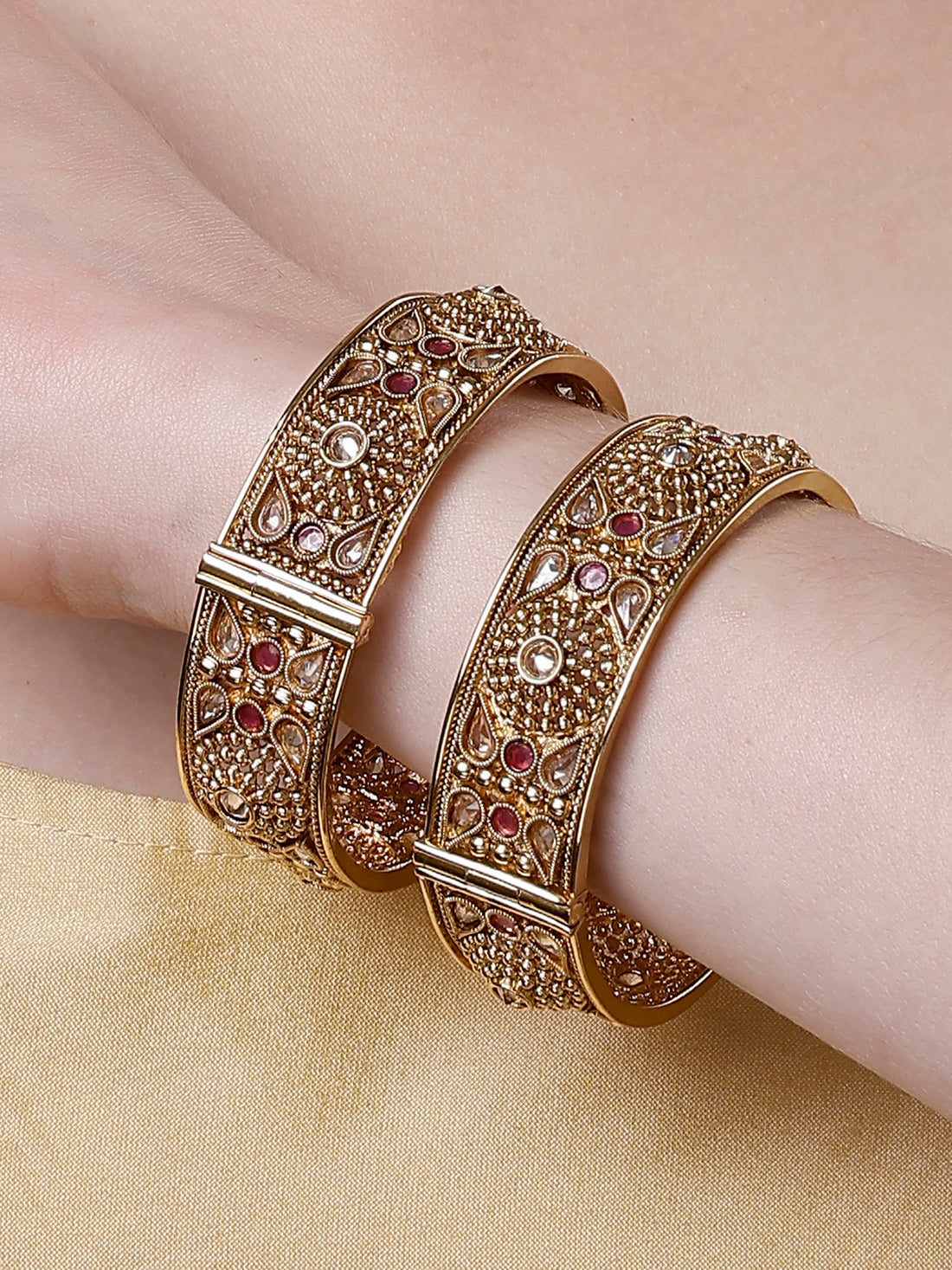 Karatcart Set of 2 Gold Plated Round Floral Design Kundan Bangles for Women