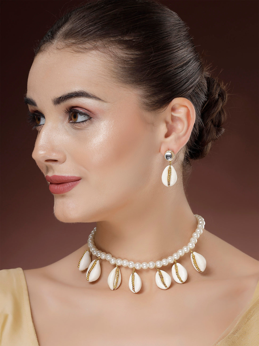 Karatcart Kaudi Shell and Pearl Jewellery Set for Women