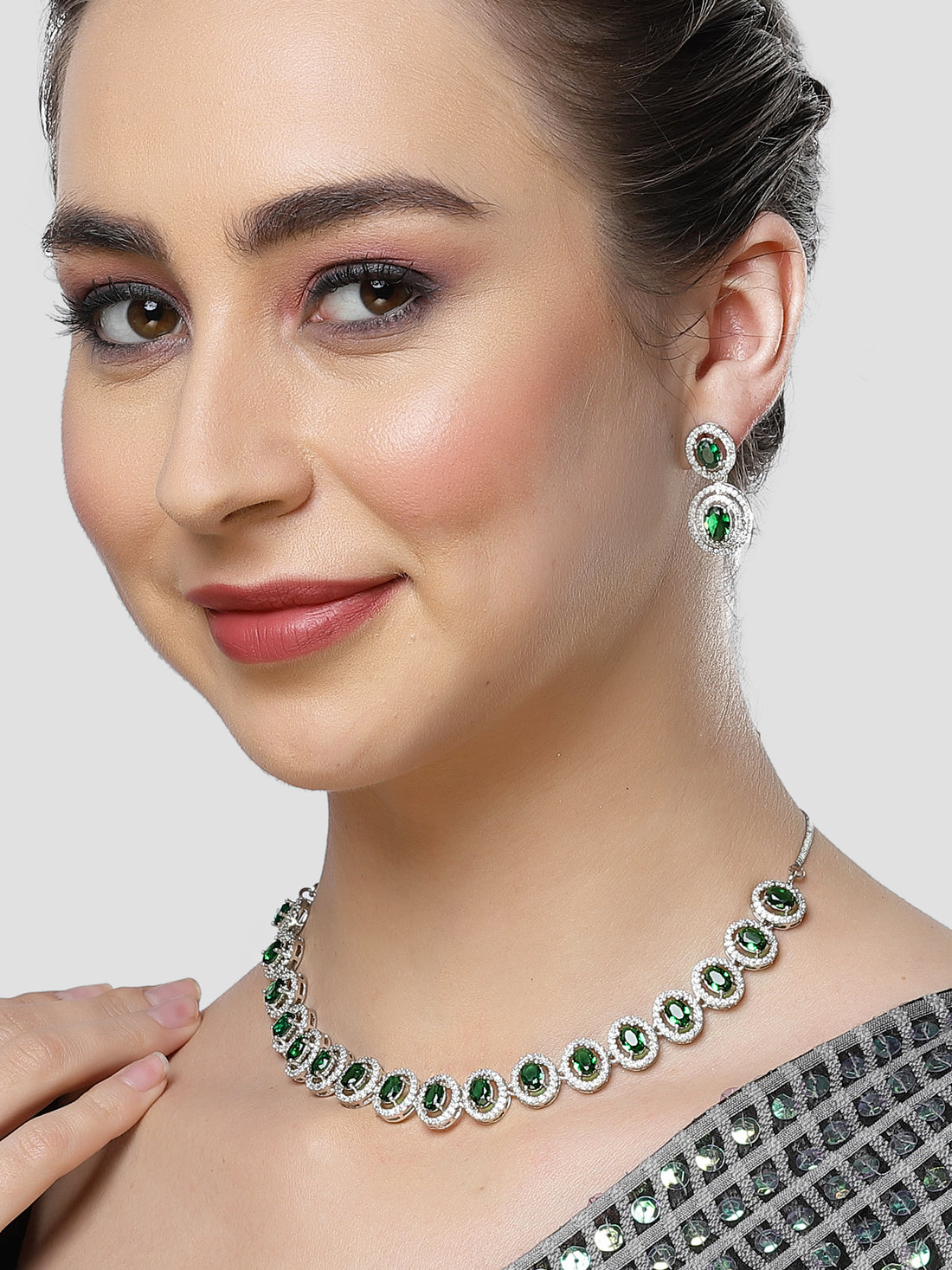 Karatcart Silver Tone Green Cubic Zirconia Studded Necklace Set for Women