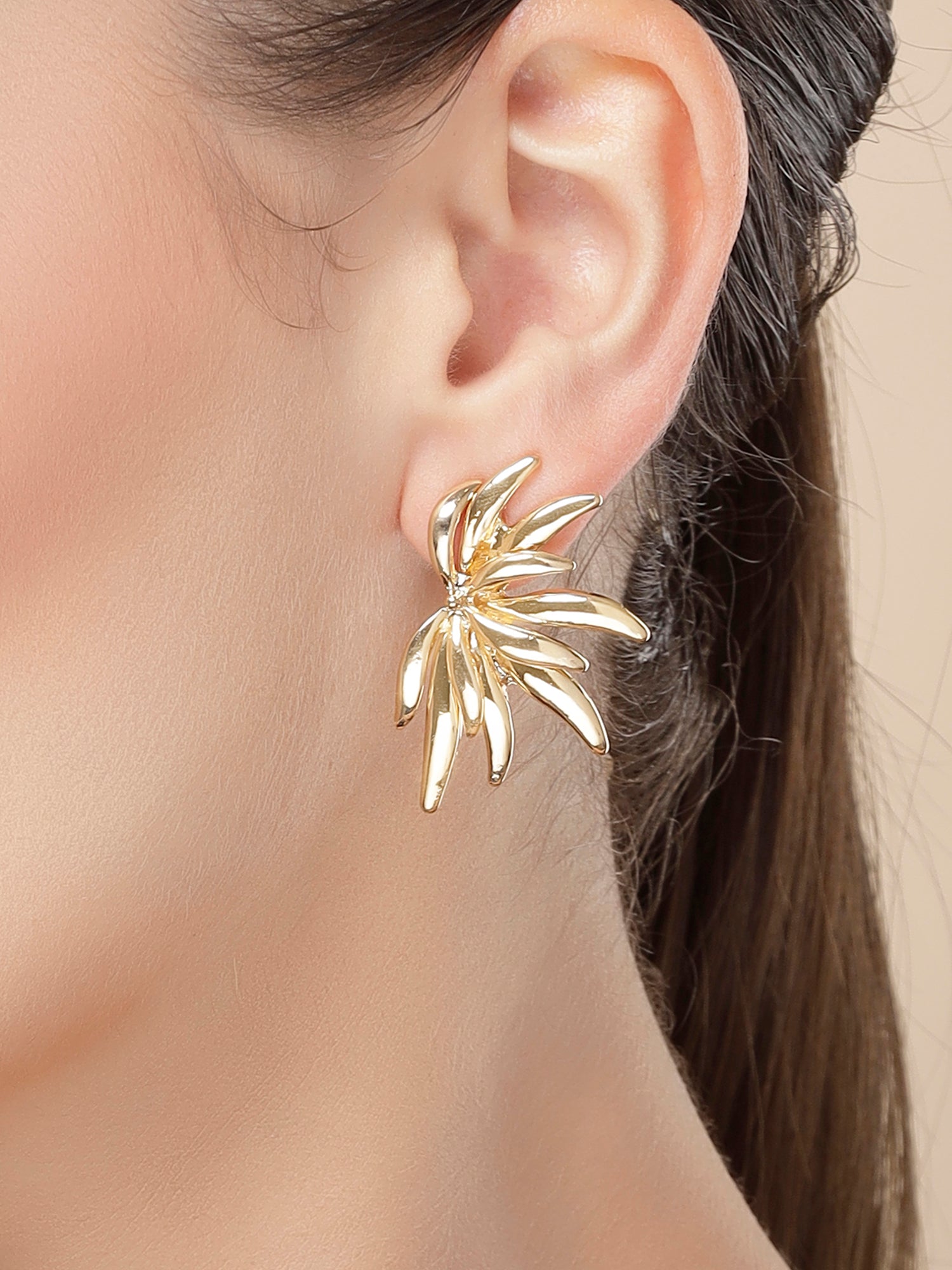 Bohey by KARATCART Set of Gold Plated Floral Stud Earrings for Women