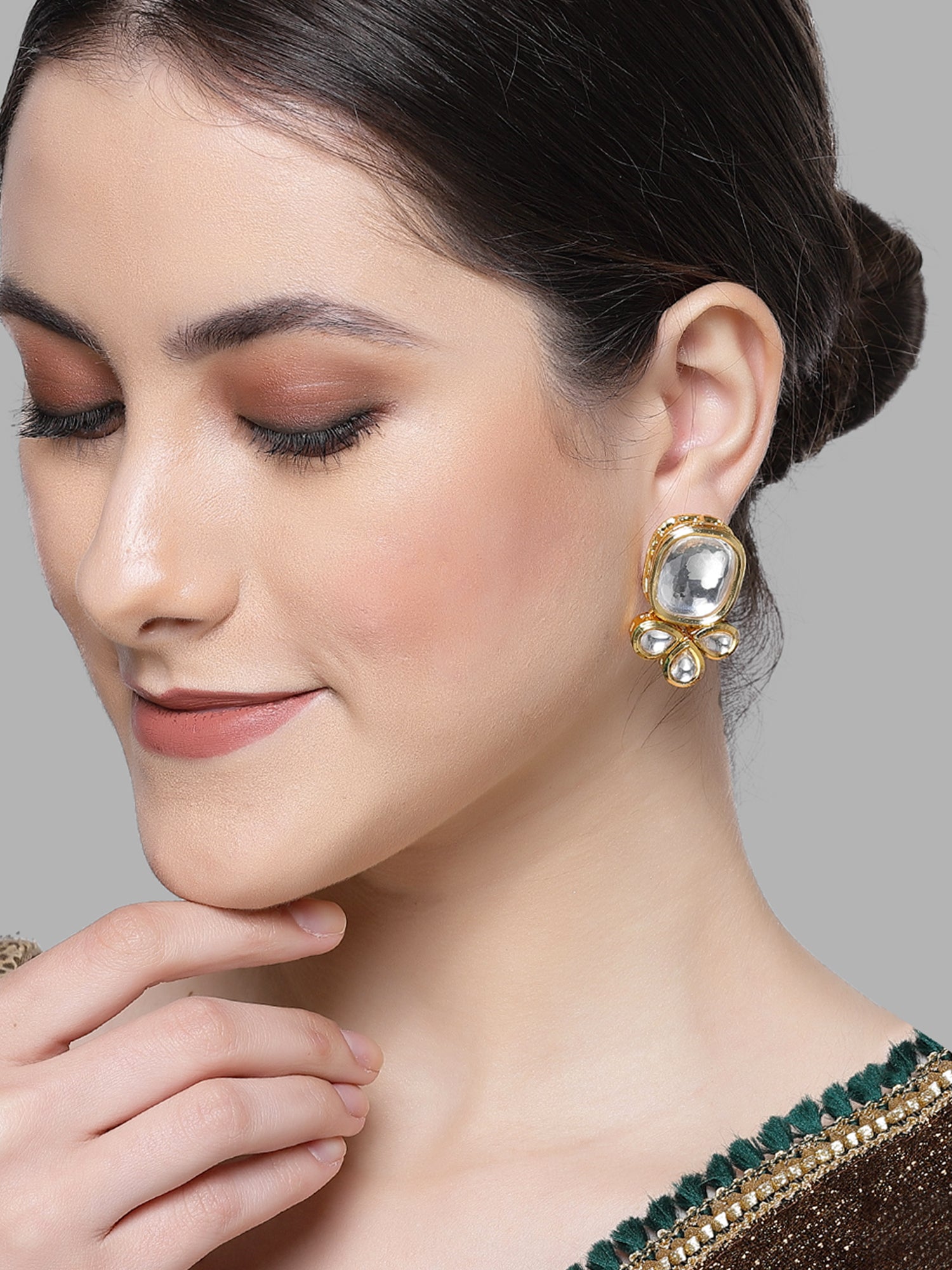 Karatcart Gold Polki Kundan Stud Earrings for Women - Image 1