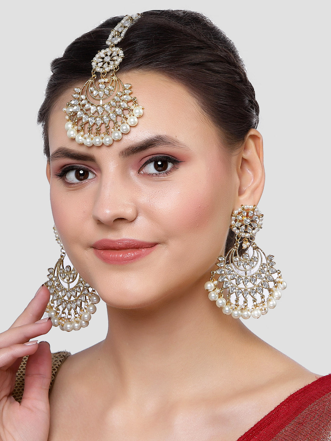 Karatcart Gold Plated White Pearl Beaded Kundan Earrings and Maangtikka Combo for Women