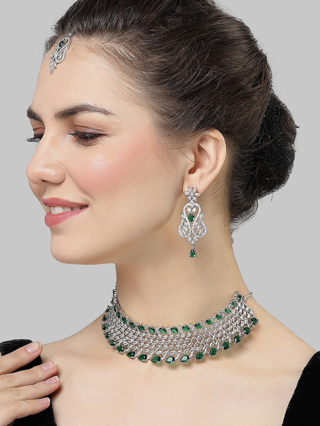 Karatcart Green Cubic Zirconia Silver Plated Choker Necklace Set for Women