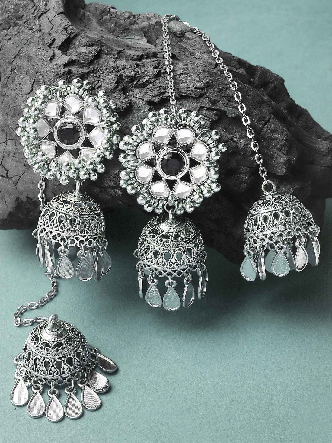 Karatcart Silver Plated Kundan Studded Kanauti Kaanchain Jhumki Earrings