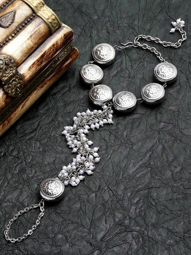 Karatcart Oxidised Silver Kundan Pearl Chain Hathphool for Women