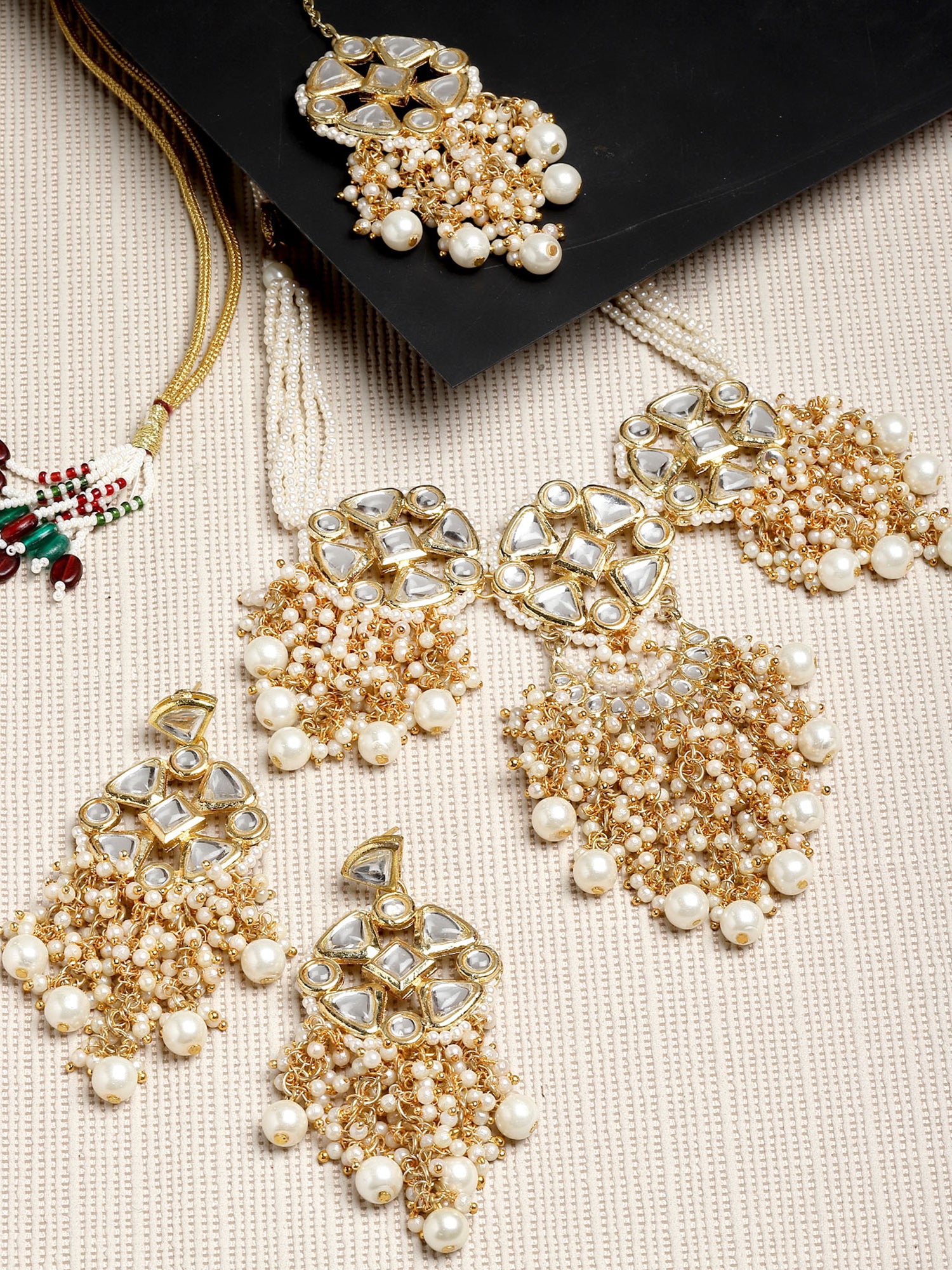 Karatcart Gold Plated Pearl Studded Floral Kundan Choker Neckalce Set