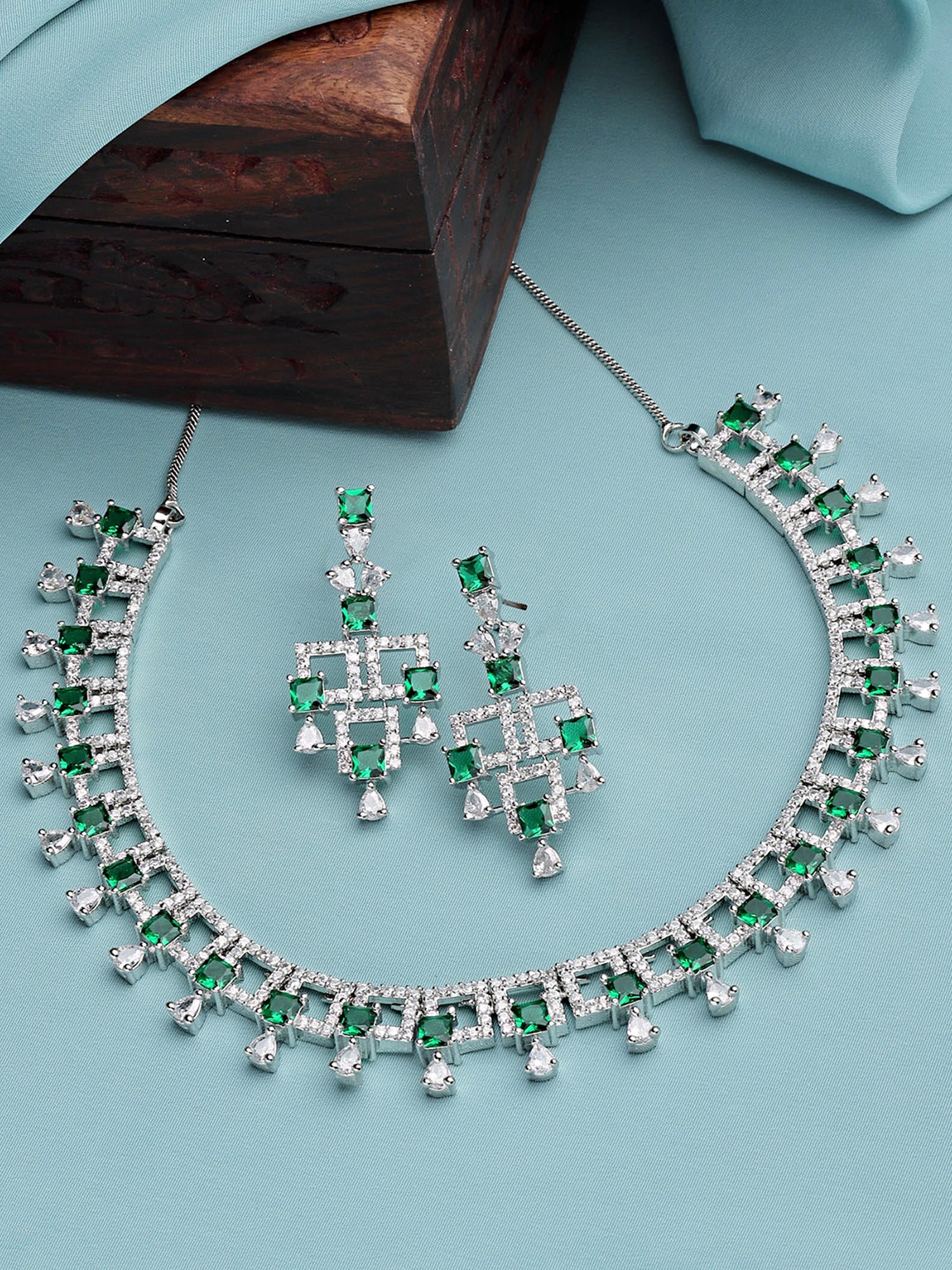 Karatcart Silver Tone Green AD Necklace Set for Women