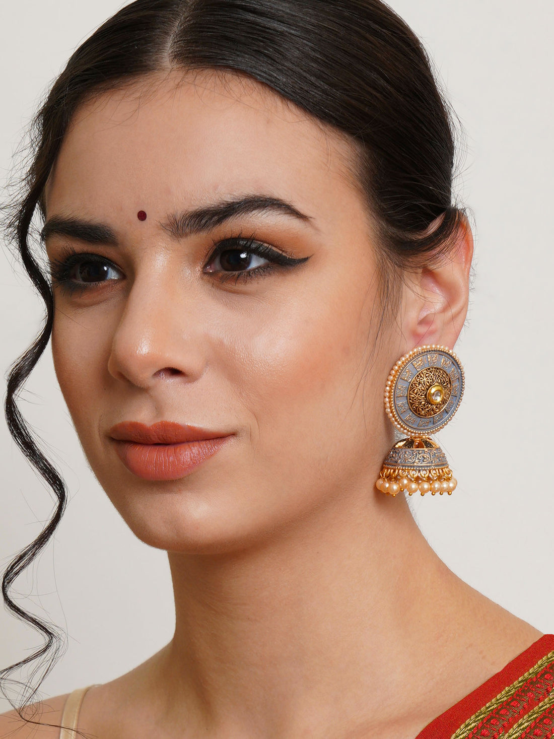 Karatcart Gold Plated Antique Floral Design Grey Jhumki Earrings for Women